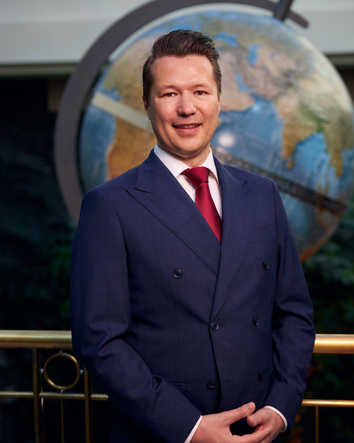 Dr. Paul Littau vor einem Globus