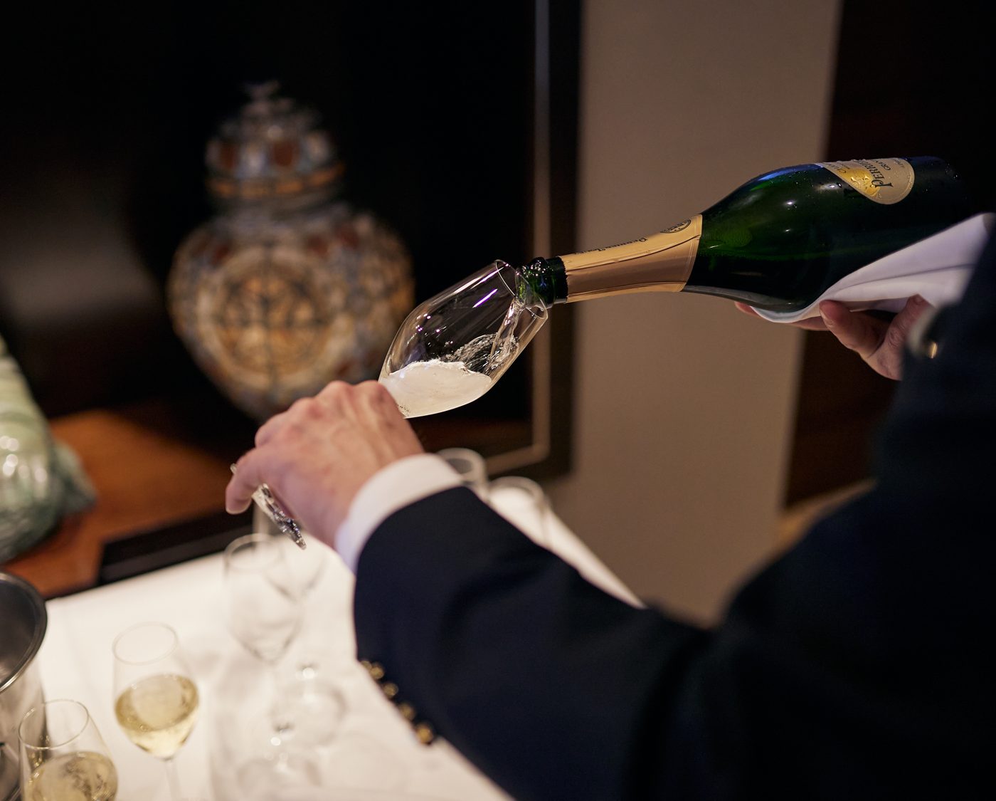 Champagner wird beim CEO Table eingeschenkt