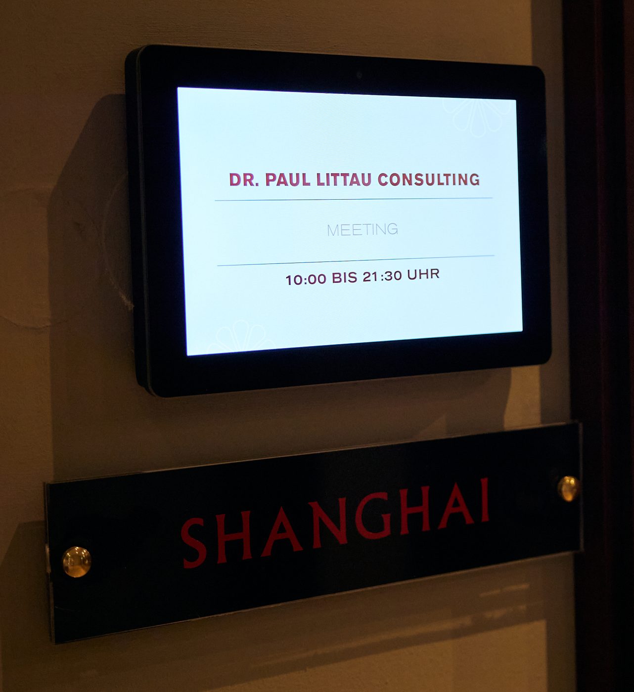 Türschild „Dr. Paul Littau Consulting, Meeting“ am Tagungsraum Shanghai